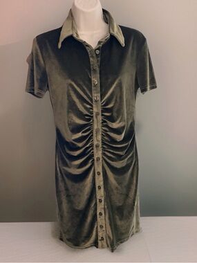 Nihsatin Women's Green Velvet Button-Up Mini Dress Size Medium NWOT Short Sleeve